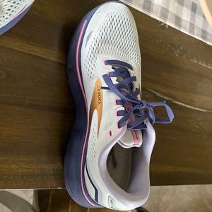 Brooks size 7 1/2 ghost tennis shoes for woman